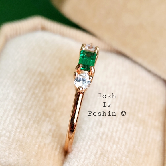 Three stone emerald ring in rose gold over sterling silver - Picture 6 of 11